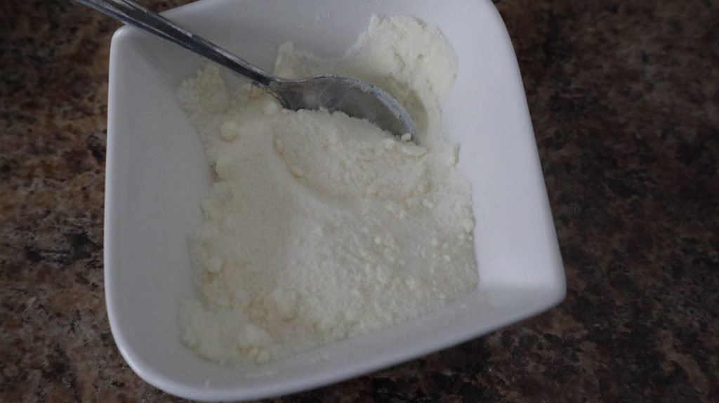 mixing of the albumen and berry sugar/extra fine sugar
